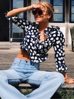 Réalisation Par The Cher Top S Navy Daisy Floral Silk Wrap Ruffle Blouse
